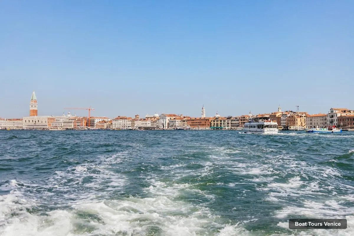 Boat Tours in Venice – Murano & Burano Guided Tour by Private Boat with Glassmaking (photo 4)