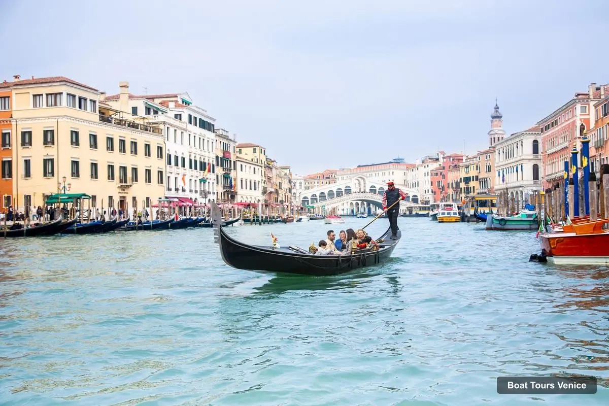 Boat Tours in Venice – Shared Gondola Ride Across the Grand Canal (photo 2)