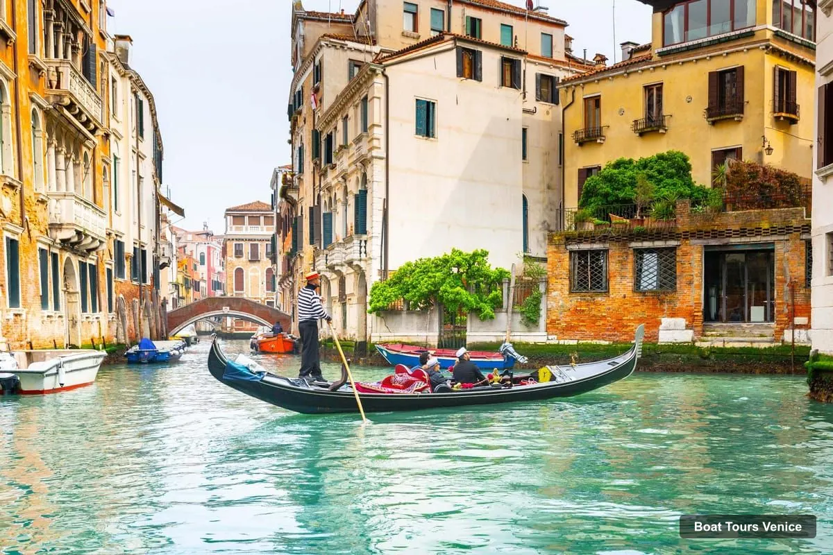 Boat Tours in Venice – Shared Gondola Ride Across the Grand Canal (photo 3)