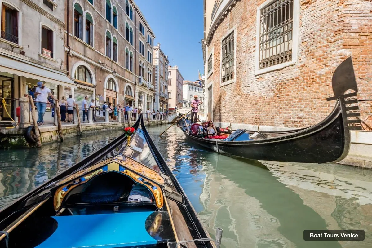 Boat Tours in Venice – Shared Gondola Ride Across the Grand Canal (photo 4)