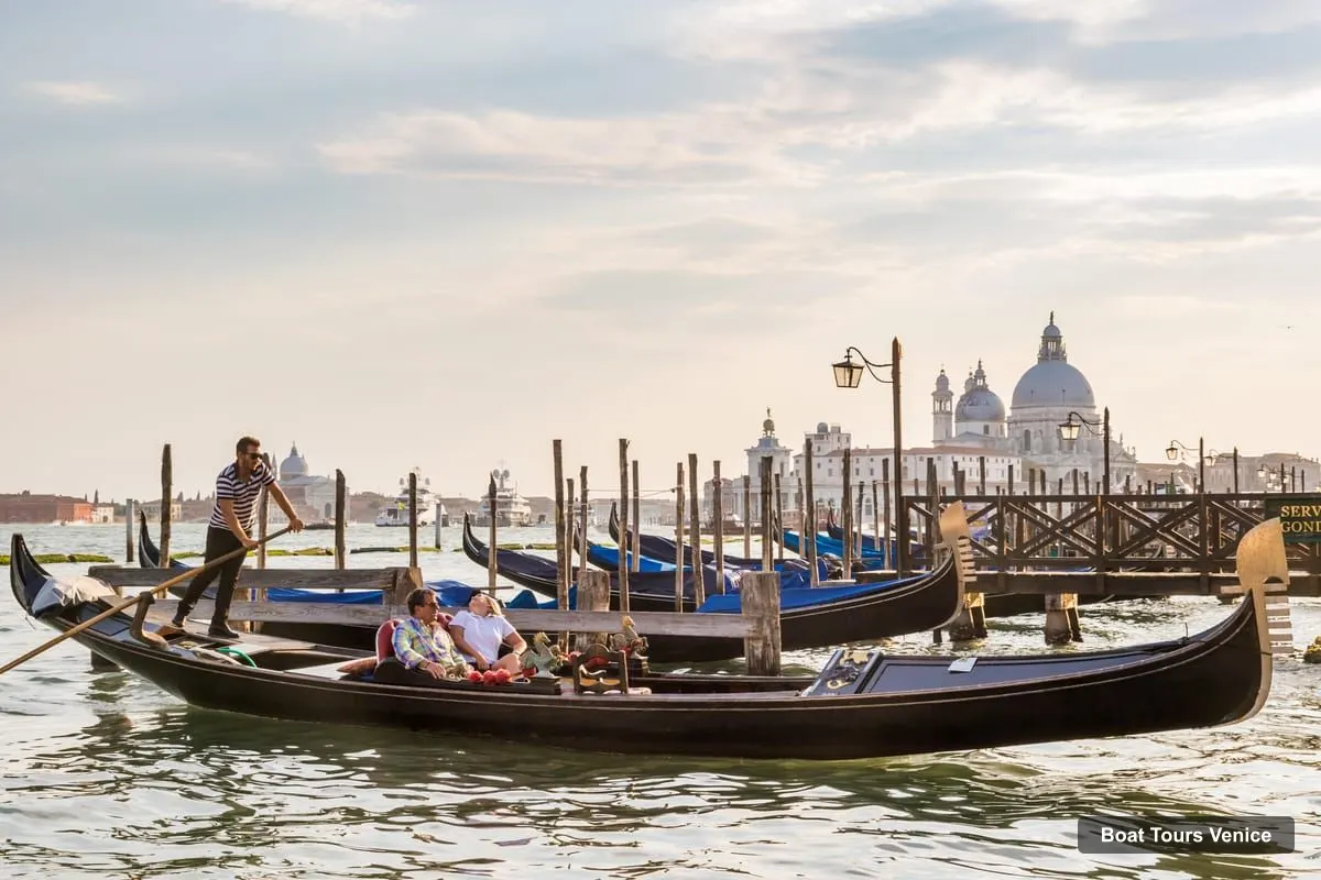 Boat Tours in Venice – Shared Gondola Ride Across the Grand Canal (photo 5)