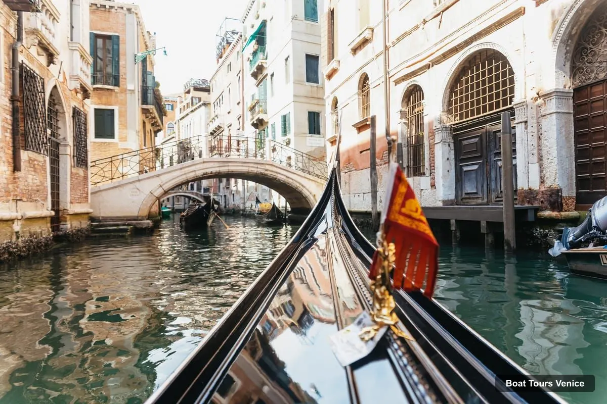 Boat Tours Venice – Grand Canal Gondola Ride with App Commentary (photo 2)