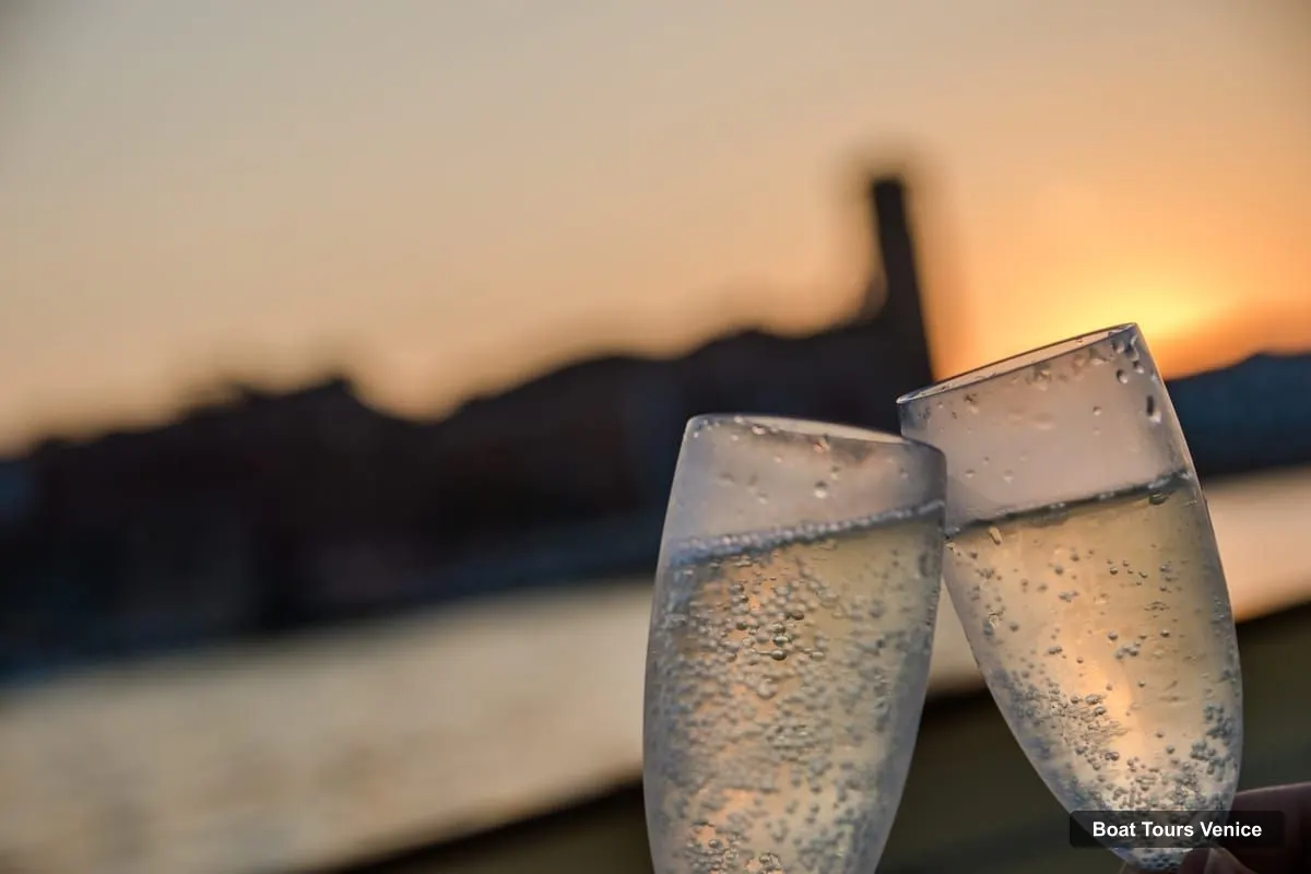 Boat Tours Venice – Prosecco Sunset Cruise on a Traditional Boat (photo 2)