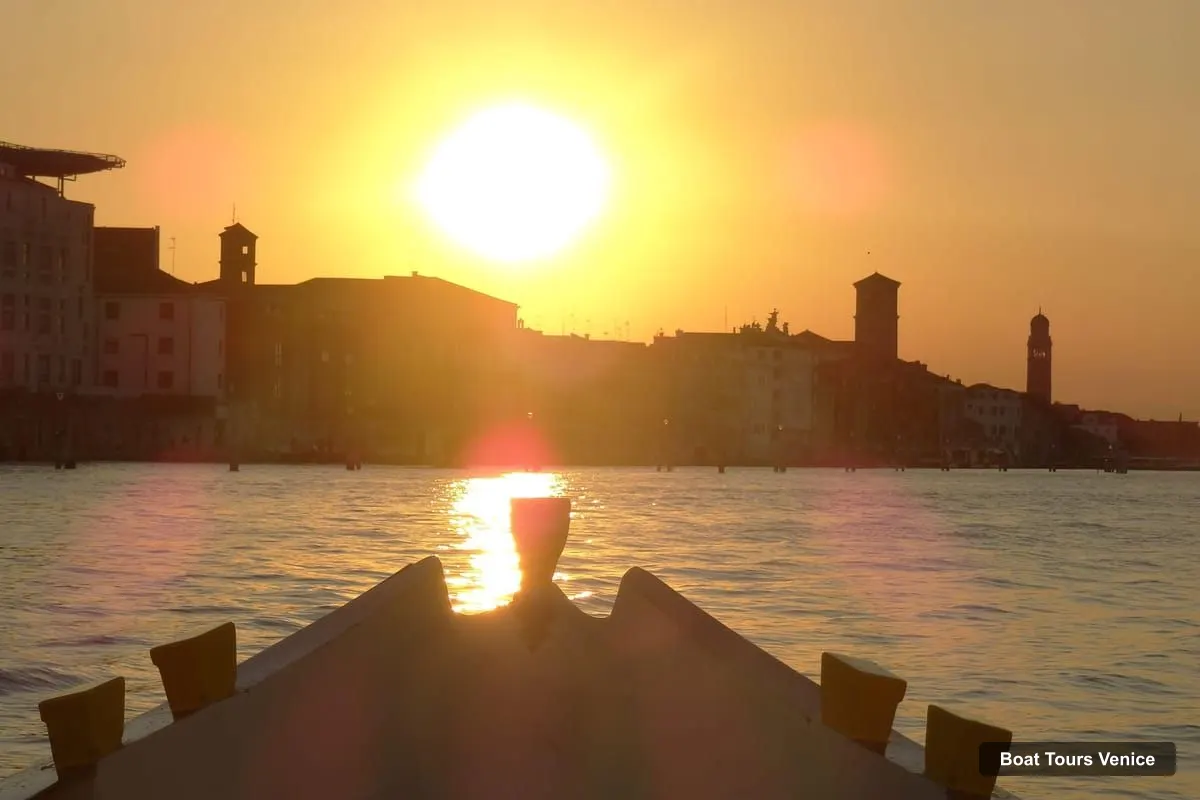 Boat Tours Venice – Prosecco Sunset Cruise on a Traditional Boat (photo 3)
