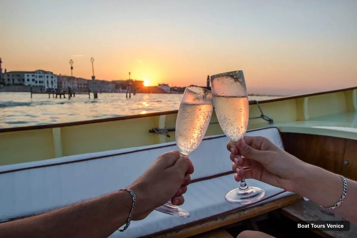 Boat Tours Venice – Prosecco Sunset Cruise on a Traditional Boat (photo 5)