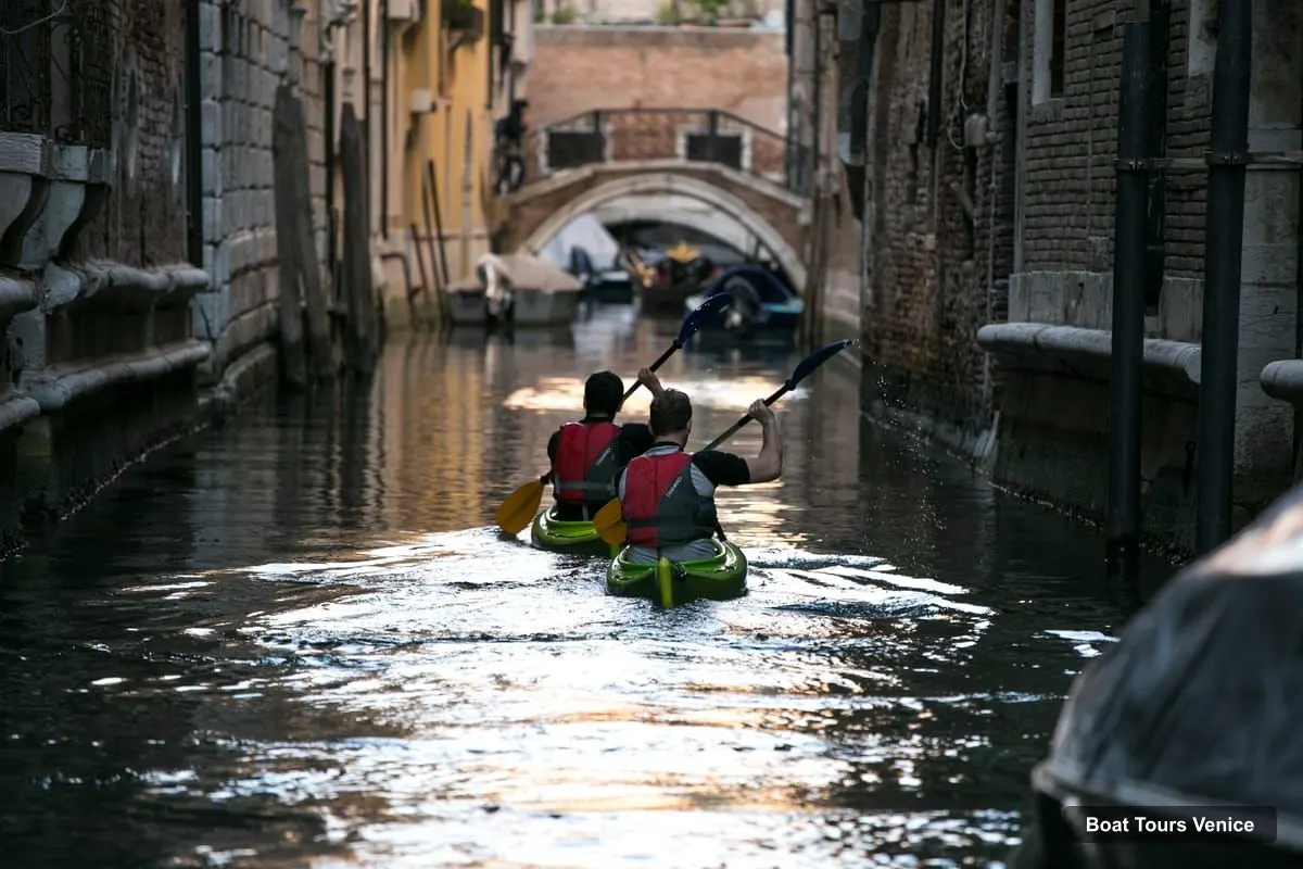 Venice Boat Trips – Guided Canal Kayak Tour at Day, Night, or Sunset (photo 3)