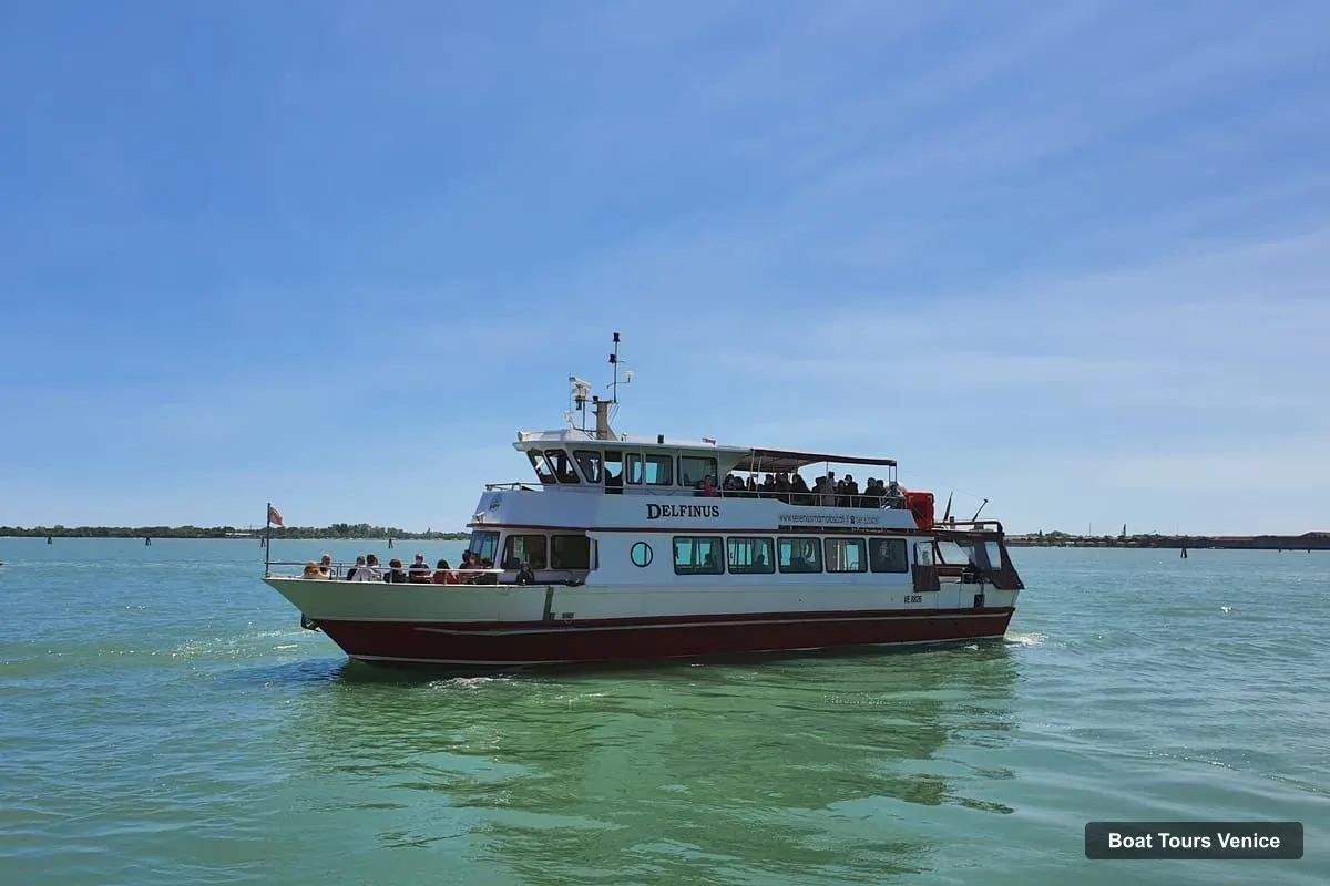 Venice Boat Trips – Murano & Burano Panoramic Boat Tour w/ Glassblowing