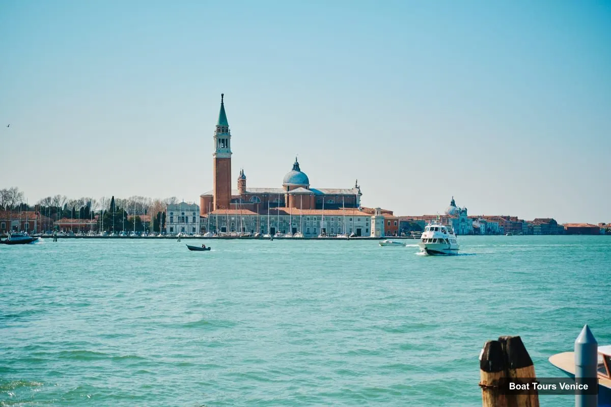 Venice Boat Trips – Murano & Burano Panoramic Boat Tour w/ Glassblowing (photo 3)